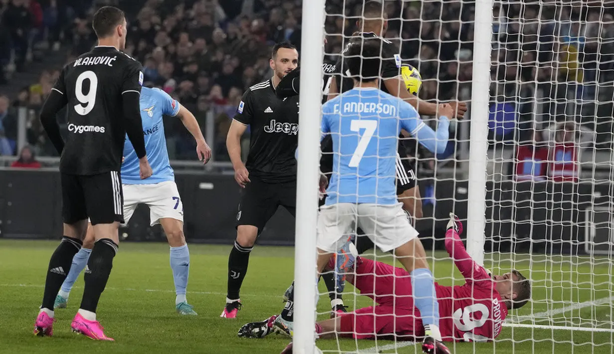 <p>Namun, keunggulan Lazio tidak bertahan lama. Sebab, empat menit kemudian Juventus mencetak gol balasan melalui Adrien Rabiot. Skor 1-1 menutup babak pertama. (AP Photo/Alessandra Tarantino)</p>