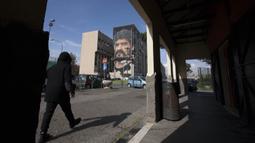 Sebuah karya seni mural bergambar wajah legenda Napoli, Diego Maradona, menghiasi sebuah tembok apartemen di kawasan Bronx dekat markas Napoli, Selasa (28/2/2017). (AFP/Renato Esposito)