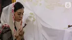 Ketua Dewan Kerajinan Nasional Daerah (Dekranasda) Kabupaten Trenggalek Jawa Timur mencanting kain batik tulis khas Trenggalek, pada pagelaran "Merayu Trenggalek Fashion Day 2022", di Museum Tekstil, Jakarta, Jumat (20/5/2021). Kegiatan yang bertepatan dengan Hari Kebangkitan Nasional merupakan upaya memperkenalkan pesona Trenggalek sebagai lokal wisata domestik Jawa Timur sekaligus mendongkrak UMKM pasca pandemi Covid-19. (Liputan6.com/Fery Pradolo)