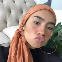 Simak sejumlah inspirasi gaya hijab praktis dan seru yang bisa dicontek selama WFH di rumah. (Foto: Instagram/ Yuna)