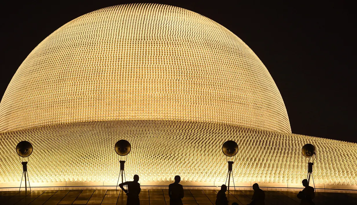 Sejumlah biksu bersiap untuk melakukan ritual Makha Bucha Day di kuil Wat Dhammakaya, Bangkok, Thailand (11/2). Upacara tersebut dilakukan pada malam bulan Purnama. (AFP/Lillian Suwanrumpha)