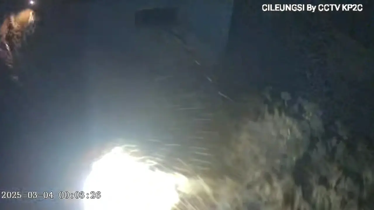 Satu unit clossed circuit television (CCTV) di Pos Pantau Cileungsi, Bojong Kulur, Kecamatan Gunung Putri, Kabupaten Bogor, hanyut terbawa arus pada Selasa (4/3/2025) (Istimewa)
