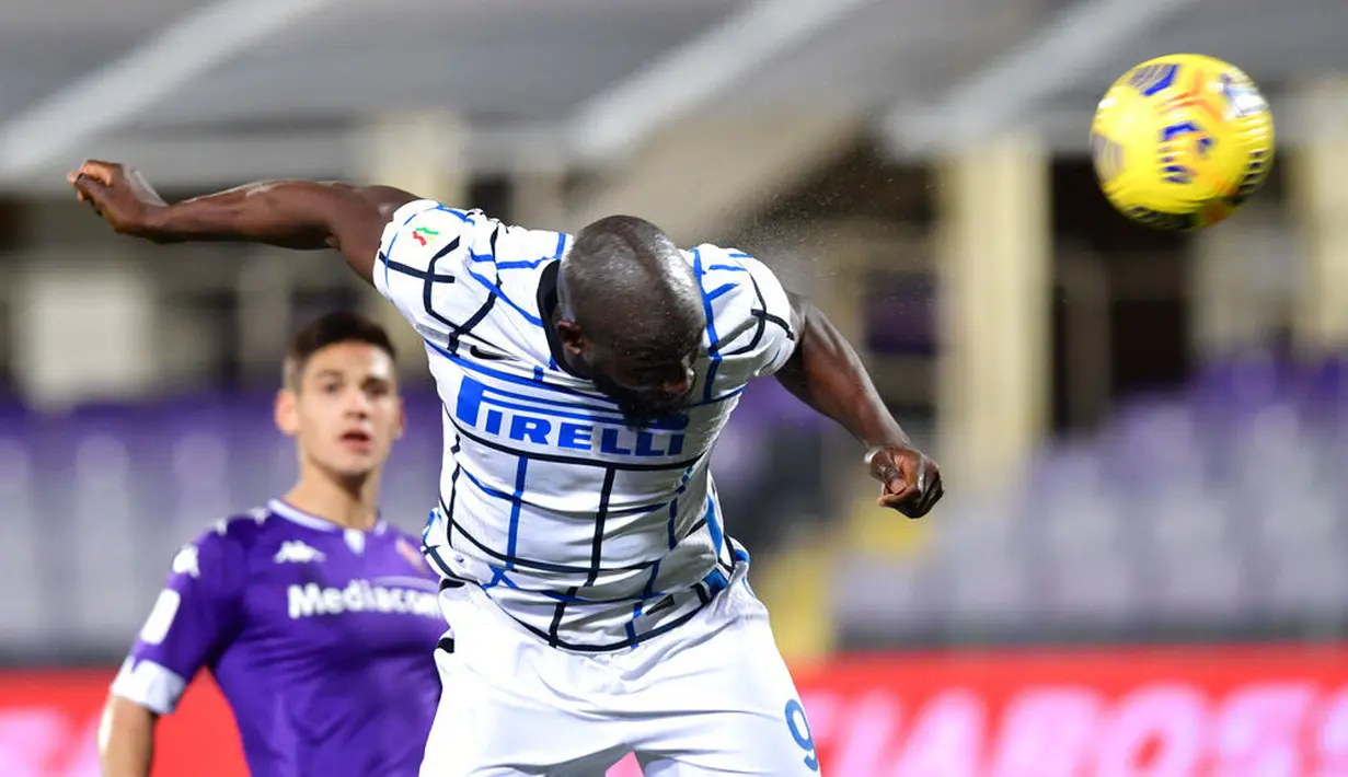 Striker Inter Milan, Romelu Lukaku, mencetak gol ke gawang Fiorentina pada laga Coppa Italia di Stadion Artemio Franchi, Rabu (13/01/2021). Inter Milan menang dengan skor 2-1. (Jennifer Lorenzini/LaPresse via AP)
