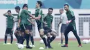 Pemain Indonesia melakukan sesi latihan di Stadion Wibawa Mukti, Jawa Barat, Jumat (02/11/2018). Latihan tersebut dalam rangka persiapan jelang laga Piala AFF 2018.  (Bola.com/M Iqbal Ichsan)