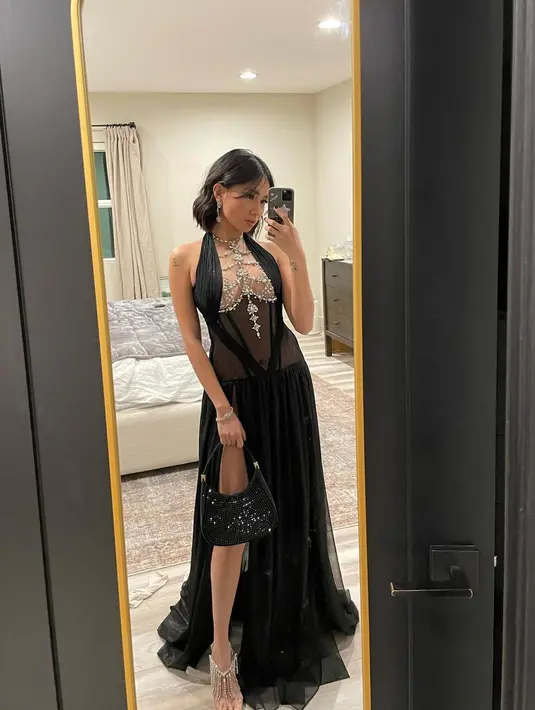 Ia tampil elegan dan berani kenakan gaun terbuka dan transparan dari Do Long [@nikizefanya]