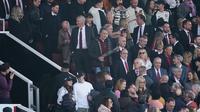 Pemilik Manchester United, Jim Ratcliffe, tengah, menunggu dimulainya pertandingan sepak bola Liga Primer Inggris antara Manchester United dan Arsenal di stadion Old Trafford di Manchester, Inggris, Minggu, 9 Maret 2025. (Foto AP/Dave Thompson)
