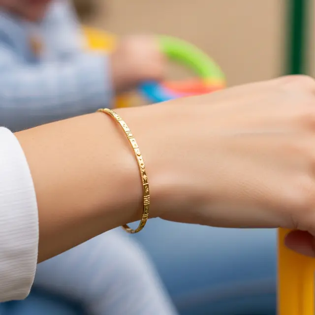 Gelang Emas Kecil untuk Ibu Muda Aktif