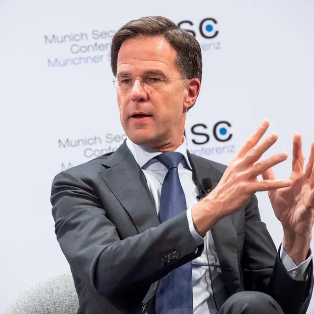 6 Potret Mark Rutte, PM Belanda yang Ramai Disebut Mirip Dr. Strange