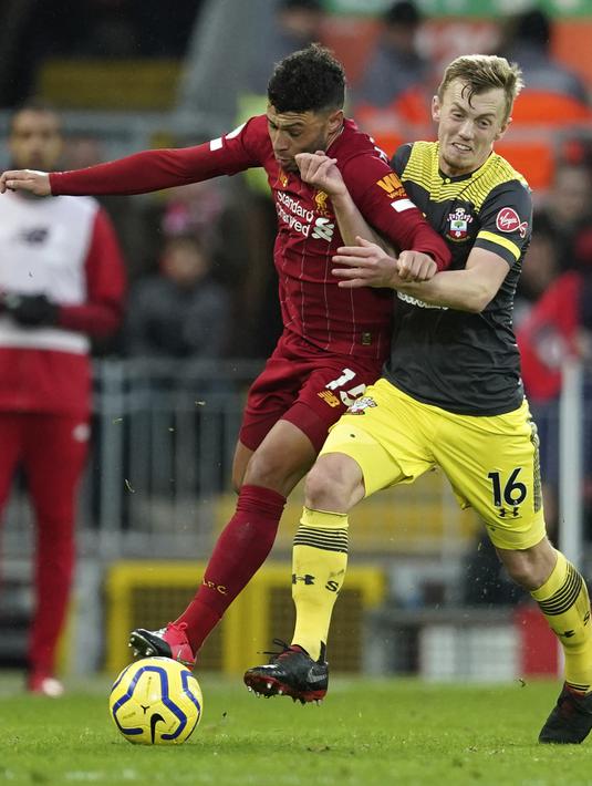 Gelandang Liverpool, Alex Oxlade-Chamberlain berusaha melewati gelandang Southampton, James Ward-Prowse pada pertandingan lanjutan Liga Inggris di Stadion Anfield, Sabtu (1/2/2020). Chamberlain mencetak satu gol dipertandingan ini dan mengantar Liverpool menang telak 4-0. (AP Photo/Jon Super)