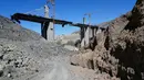 Jembatan ini menjadi yang tertinggi di Timur Tengah dengan pilar setinggi 136 meter dan panjang mencapai 1.050 meter. Tampak dalam foto, kondisi sebuah jembatan yang baru dibangun dan terkena serangan udara Amerika Serikat pada Kamis 2 April 2026 terlihat di Karaj, sebelah barat Teheran, Iran, Jumat, 3 April 2026. (AP Photo/Vahid Salemi)