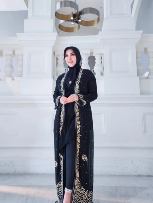 Inspirasi Padu Padan Atasan Hitam ala Syahrini