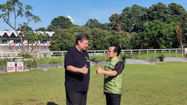 Ketua Umum Partai Golkar Airlangga Hartarto dan Ketua Umum PKB Muhaimin Iskandar alias Cak Imin melakukan jalan santai bersama di Istora Senayan, Jakarta, Jumat (10/2) pagi.