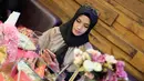 Calon istri Gubernur Kalteng Sugianto Sabran, Yulistra Ivo berpose sambil memegang telepon genggamnya. Sebelumnya, Gubernur Kalteng Sugianto Sabran pernah menikah dengan artis Ussy Sulistiawaty. (instagram/yuliastraivo)