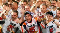 Pebalap Repsol Honda, Marc Marquez, merayakan gelar juara dunia MotoGP 2016 di Motegi, Jepang, Minggu (16/10/2016). (EPA/Kimimasa Mayama)