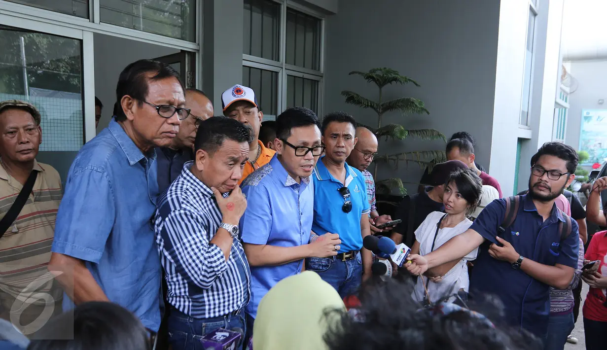 Anggota Paski menggelar jumpa pres usai kunjungan di rutan Cipinang, Jakarta, Kamis (24/12). Anggota Paski mejenguk komedian mandra dan memberikan dukungan. (Liputan6.com/Herman Zakharia)