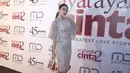 Aktris Luna Maya berpose untuk difoto saat menghadiri gala premiere film Ayat Ayat Cinta 2 di Jakarta, Kamis (07/12). (Liputan6.com/Herman Zakharia)