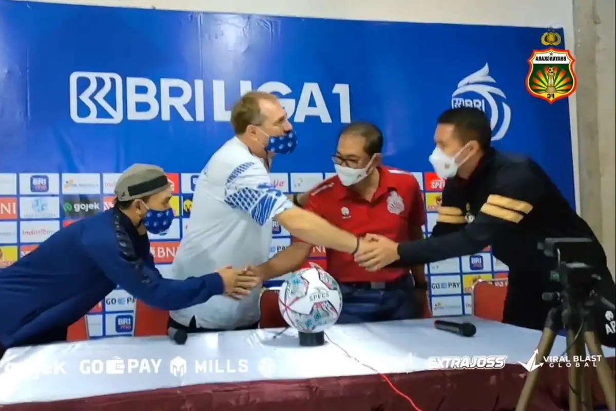 Pelatih Persib Bandung, Robert Alberts dan COO Bhayangkara FC, Sumardji saling meminta maaf.
