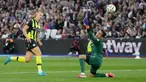Pemain Manchester City, Erling Haaland (kiri) saat mencetak gol ketiga timnya saat pertandingan Liga Premier Inggris melawan West Ham United di Stadion London, Inggris, Sabtu, 31 Agustus 2024. (AP Photo/Frank Augstein)