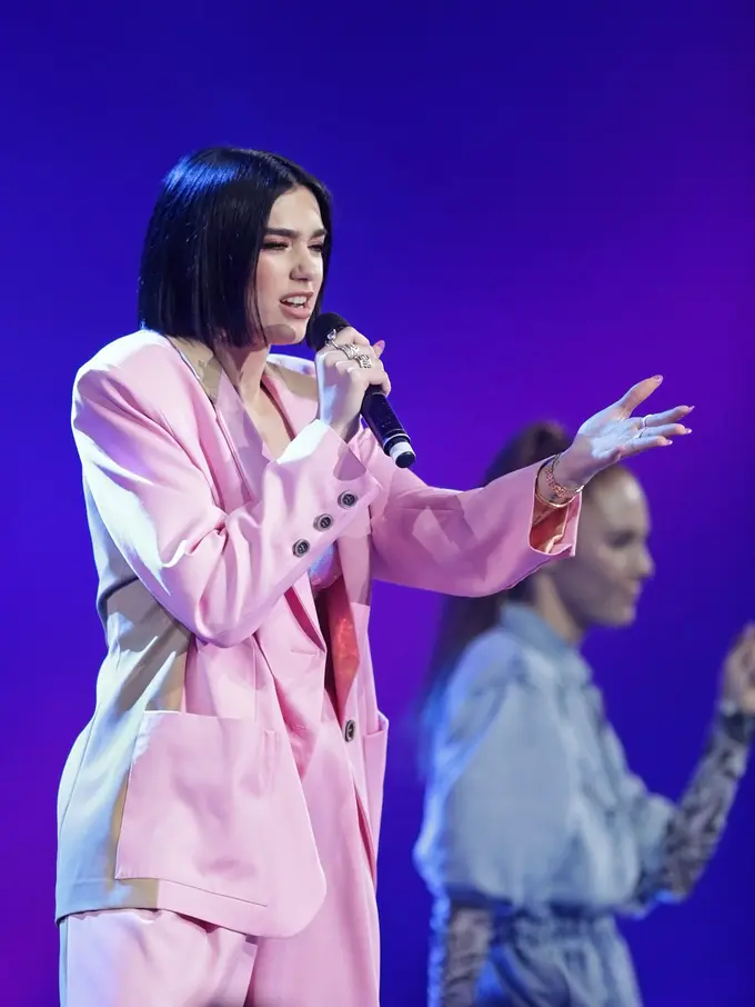 Dua Lipa dengan potongan rambut bob