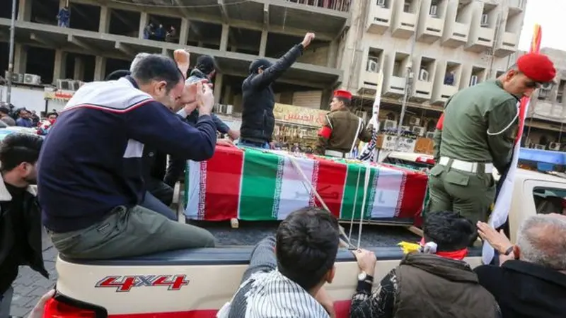Pemakaman Qasem Soleimani di Baghdad, didampingi oleh ribuan pelayat.