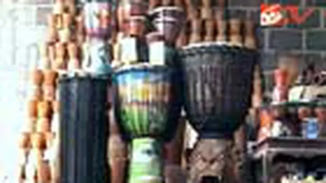 Berawal dari coba-coba, seorang perajin di Sumber Pucung, Malang, Jatim, memproduksi sendiri alat musik kegemarannya dan berhasil menembus pasar di lima benua. 