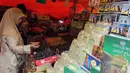 Seorang pembeli saat memilih buah kurma di pasar Tanah Abang, Jakarta, Selasa, (9/6/2015). Menjelang Ramadan Banyaknya pedagang kaki lima (PKL) yang menggelar dagangan di pinggir jalan menyebabkan daerah Tanah Abang macet. (Liputan6.com/Helmi Afandi)
