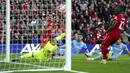 Pemain Liverpool Mohamed Salah (kiri) mencetak gol ke gawang Manchester City pada pertandingan Liga Inggris di Anfield, Liverpool, Inggris, Minggu (3/10/2021). Pertandingan berakhir imbang 2-2. (Peter Byrne/PA via AP)