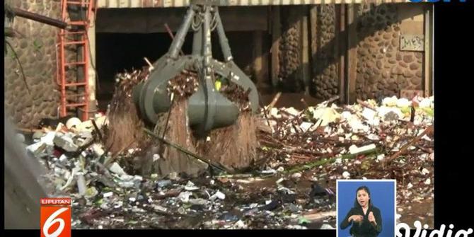 70 Kubik Sampah Penuhi Pintu Air Manggarai