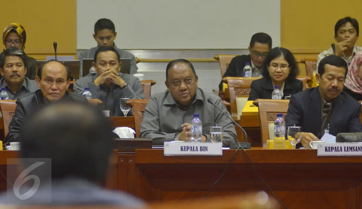 Kepala BIN Letjen TNI (Purn) Marciano Norman (tengah) bersama Kepala Lembaga Sandi Negara (Lemsaneg), Mayjen TNI Dr Djoko Setiadi (kanan) mengkuti Rapat Kerja dan RDP dengan Komisi I DPR, Jakarta, Senin (15/6/2015). (Liputan6.com/Andrian M Tunay)