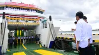 Presiden Joko Widodo meresmikan tiga pelabuhan penyeberangan dan satu kapal motor penumpang (KMP) di Dermaga Rakyat Wanci, Kabupaten Wakatobi, Provinsi Sulawesi Tenggara, pada Kamis, 9 Juni 2022. (Biro Pers Kepresidenan)