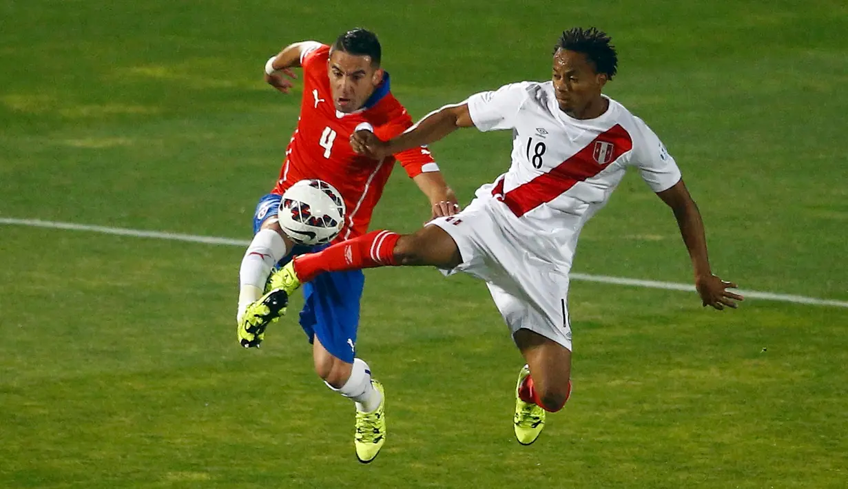 Bek Chili, Mauricio Isla (kiri) berebut bola dengan pemain Peru, Andre Carrillo saat semifinal Copa Amerika 2015 di National Stadium, Santiago, Chili, (29/6/2015). Chili melaju ke final usai mengalahkan Peru 2-1. (REUTERS/Ricardo Moraes)