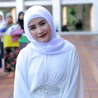 Masih berusia muda dengan kesibukan yang padat tak membuat Prilly Latuconsina lupa akan ibadah. Apalagi ia lahir dari keluarga yang religius, hal itu membuat Prilly jadi sosok agamis. (Deki Prayoga/Bintang.com)