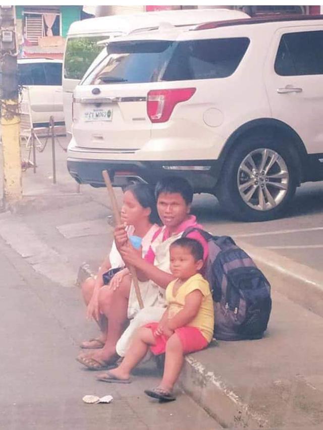 viral bocah tuntun orangtua tunanetra