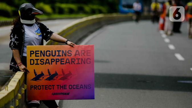 Aktivis Greenpeace mengenakan topeng penguin saat menggelar aksi dalam car free day di kawasan Thamrin, Jakarta, Minggu (9/2/2020). Mereka mengajak pemerintah untuk berpartisipasi dalam mewujudkan Perjanjian Laut Internasional (Global Ocean Treaty). (Liputan6.com/Faizal Fanani)
