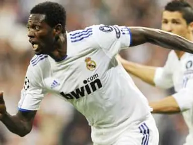 Kegembiraan striker Real Madrid Emmanuel Adebayor seusai menjebol gawang Tottenham Hotspur di leg pertama perempat final Liga Champions di Santiago Bernabeu, 5 April 2011. Madrid unggul 4-0. AFP PHOTO / JAVIER SORIANO