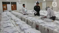 Aktivitas petugas Komisi Pemilihan Umum (KPU) DKI Jakarta saat mendistribusikan logistik pemilu di Kecamatan Makasar, Jakarta, Selasa (26/11/2024). (Liputan6.com/Herman Zakharia)