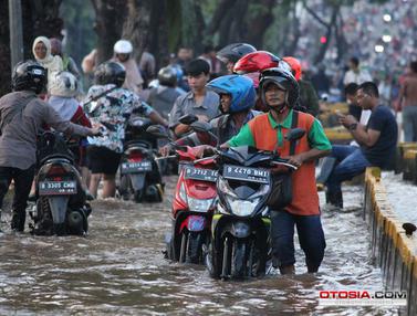 Sepeda Motor Mogok Saat Peristiwa Banjir Besar di Ibukota