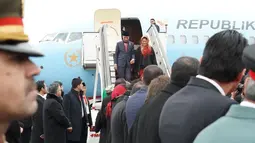 Presiden Joko Widodo dan ibu negara, Iriana saat tiba di Kabul, Afghanistan (29/1). Sejumlah agenda menanti Presiden Jokowi di negara yang Ibu Kota negaranya baru saja diserang bom bunuh diri tersebut. (Liputan6.com/Pool/Rusman Biro Pers Setpres)