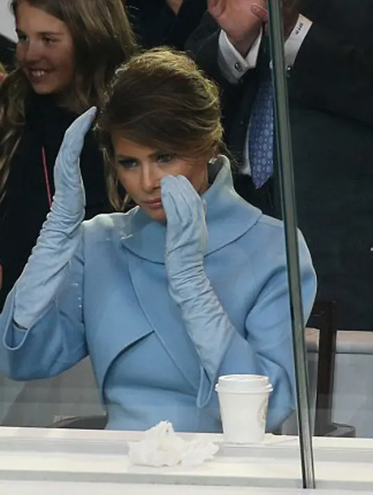 Dress cantiknya itu juga dipadukan dengan jaket dengan warna senada. Tentu saja membuat penampilannya semakin mempesona.  (doc.dailymail.com)