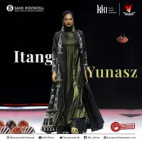 Fashion show Itang Yunasz di Karya Kreatif Indonesia (Instagram @karyakreatifindonesia)