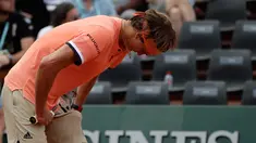 Petenis Jerman, Alexander Zverev mematahkan raketnya ketika frustasi melawan petenis Serbia, Dusan Lajovic pada babak kedua Prancis Terbuka di Stade Roland Garros, Rabu (30/5 Zverev harus lakoni lima set melawan melawan Lajovic. (AP/Alessandra Tarantino)P