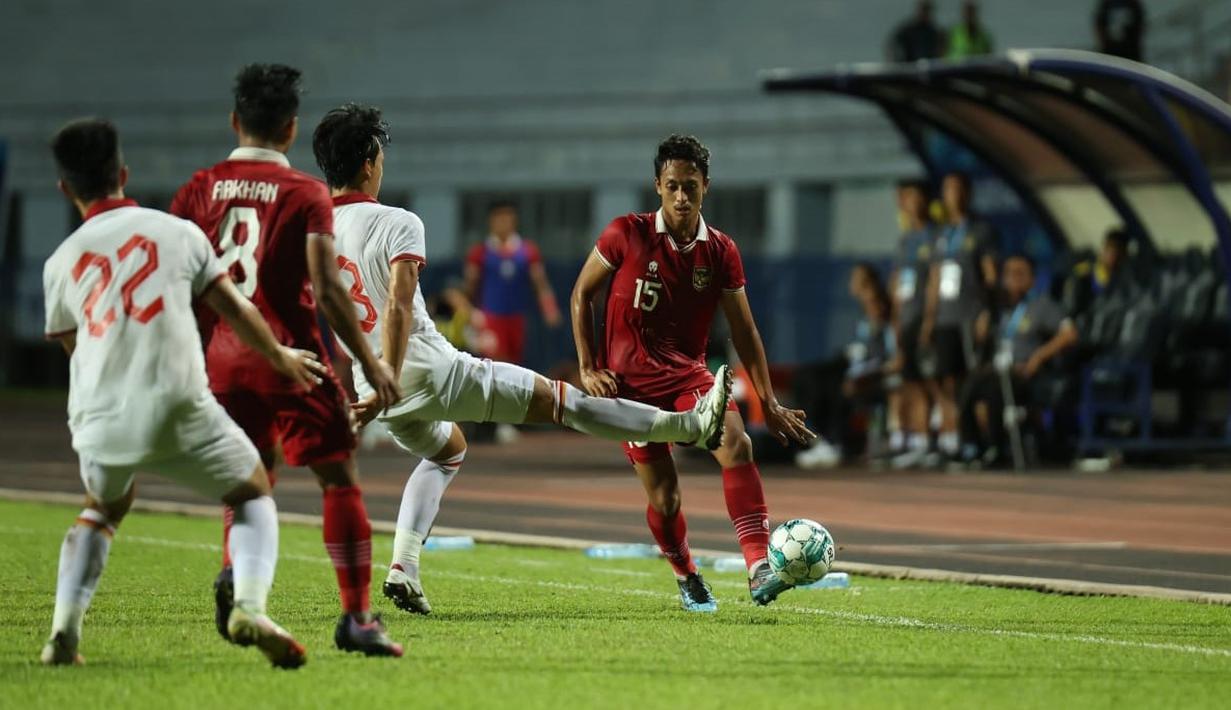 Pemain Timnas Indonesia U-23, Muhammad Haykal Alhafiz (kanan), berusaha memberikan bola kepada Arkhan Fikri (dua kiri), dalam pertandingan final Piala AFF U-23 2023 melawan Timnas Vietnam yang berlangsung di Rayong Province Stadium, Thailand, Sabtu (26/8/2023) malam WIB. (Dok. PSSI)
