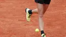 Petenis Spanyol Garbine Muguruza mengembalikan bola pukulan petenis Rusia, Maria Sharapova selama pertandingan perempat final turnamen tenis Prancis Terbuka di stadion Roland Garros,  Prancis (6/6). Garbine menang 6-2, 6-1. (AP Photo/Thibault Camus)