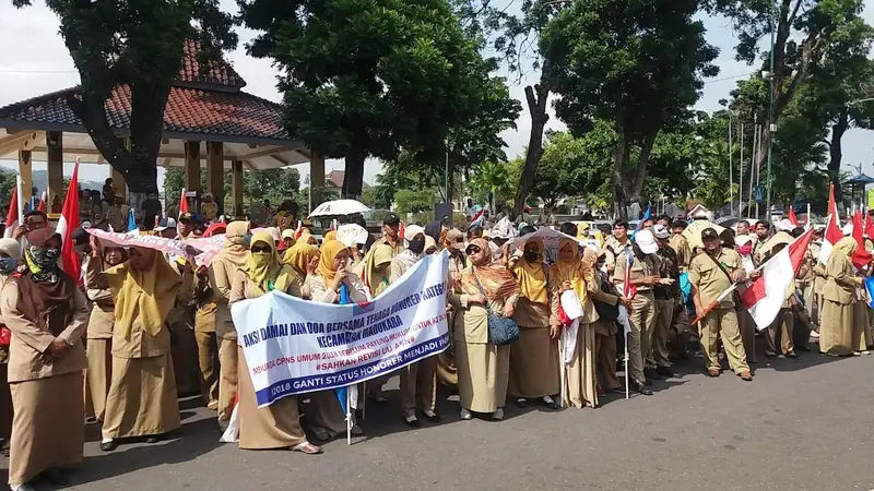 Guru honorer K2 Banjarnegara berdemonstrasi menutut pemerintah merevisi UU ASN Nomor 5 Tahun 2014 agar honorer K2 dapat diangkat menjadi PNS. (Liputan6.com/Muhamad Ridlo)