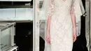 Model berjalan diatas panggung mengenakan gaun pengantin koleksi Reem Acra saat Bridal Fashion Week di New York (18/4). Dalam acara ini sejumlah perancang dunia ikut memamerkan koleksi busana musim semi 2018. (AP Photo/Richard Drew)
