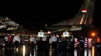 Dua jenazah korban pesawat AirAsia QZ-8501 tiba di Lanud TNI AL Juanda, Surabaya, Kamis malam (1/1). (Liputan6.com/Johan Tallo)