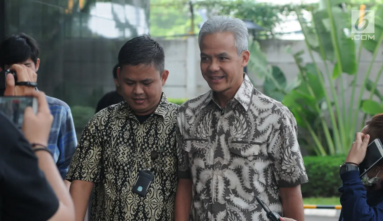 Gubernur Jawa Tengah Ganjar Pranowo (kanan) tiba di Gedung KPK, Jakarta, Jumat (10/5/2019). Ganjar diperiksa sebagai saksi kasus dugaan korupsi proyek pengadaan kartu tanda penduduk berbasis elektronik (e-KTP). (merdeka.com/Dwi Narwoko)