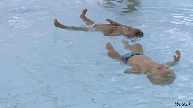 Bayi Kembar yang Hebat, 9 Bulan Sudah Bisa Berenang 25 Meter