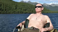 Foto yang dirilis oleh layanan pers Kremlin pada hari Sabtu, 5 Agustus 2017, Presiden Rusia Vladimir Putin beristirahat setelah memancing selama liburan mini di kawasan Siberia Tyva. (Alexei Nikolsky / Sputnik, Foto Kolam Kremlin via AP)