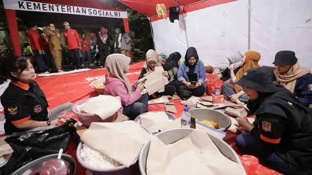 Kunjungi Korban Banjir di Bekasi, Mensos dan Wamensos Ikut Siapkan Makan Sahur